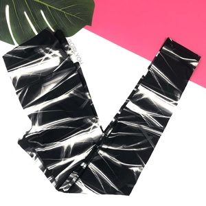 Victoria’s Secret Sport Knockout Black White Tight Leggings